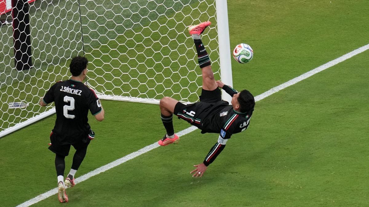 Jugador mexicano realizando una salvada defensiva durante el partido contra Corea del Sur en el Mundial 2026