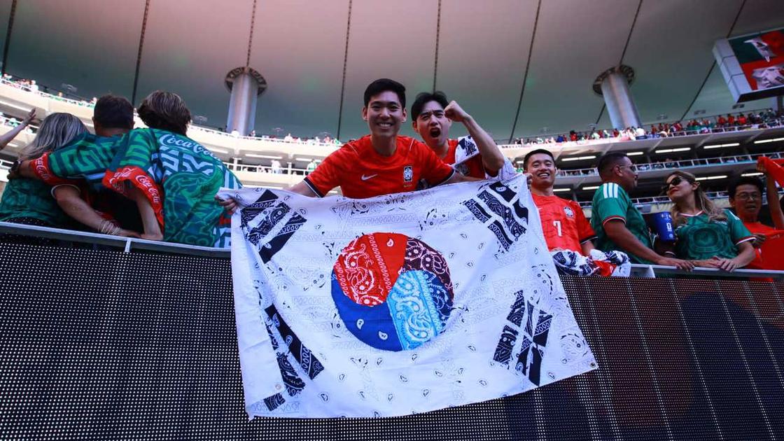 Aficionados mexicanos en el Estadio Guadalajara antes del partido contra Corea