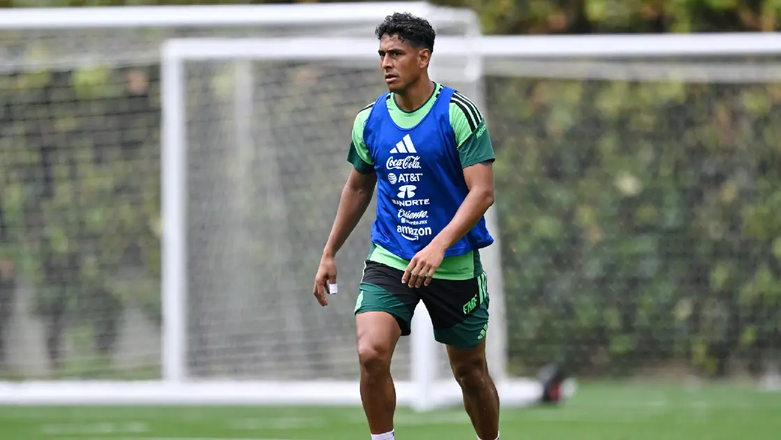 Luis Romo en partido con la Selección Mexicana